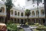 Innenhof der Bibliothek. Mittig ist die Kirchenkuppel von La Compañía de Jesús zu sehen.