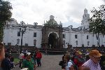 Die Catedral Metropolitana de Quito vom Plaza de la Independencia aus gesehen.