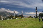 Blick von Süden nach Norden über den Panecillo Hügel. Mittig die Jungfrau von Quito.