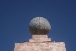 Weltkugel auf dem Äquatormonument Mitad del Mundo (Westseite).