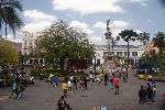 Blick von der Catedral Metropolitana de Quito aus nach Nordosten über den Plaza de la Independencia. Rechts im Hintergrund der erzbischöfliche Palast.