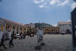 Blick über den Plaza de San Francisco Richtung südliche Ecke. Im Hintergrund der Panecillo Hügel mit der Jungfrau von Quito.