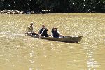 Wolfram und Katrin mit dem Einbaum unterwegs auf dem Río Arajuno<br />© A.Schmitz