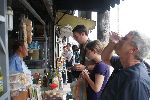 Zuckerrohrschnaps-Geschmacksprobe in Puyo