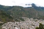 Baños vom Hang des Vulkans Tungurahua aus gesehen<br />zweite Brücke von rechts: Puente San Francisco<br />© U.Rieckert