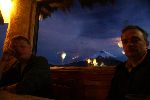 Der Blick aus dem Aufenthaltsraum des Refugio Tambopaxi auf den Vulkan Cotopaxi.