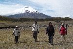 Inis, André, Waltraud und Carlos bei der Wanderung über das Andenhochland mit dem Vulkan Cotopaxi im Hintergrund.<br />© U.Rieckert