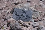 Eine von etlichen Gedenktafeln am Vulkan Chimborazo