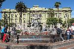 Neptun-Brunnen im Sucre-Park; Colegio Pedro Vicente Maldonado im Hintergrund<br />© A.Schmitz