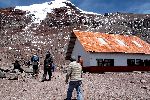 Refugio Edward Whymper mit dem Gipfel des Vulkan Chimborazo im Hintergrund<br />© A.Schmitz