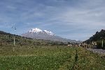 Vulkan Chimborazo (weißen Gipfel links) und Vulkan Carihuairazo (weißen Gipfel rechts)
