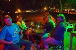 Bar Iguana Point (vorne); Strand und Pier; Lichter von Puert Villamil (hinten)<br />© T.Schwarzer