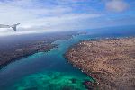 Flug über den Canal de Itabaca; links: Isla Santa Cruz; rechts: Isla Baltra<br />© T.Schwarzer