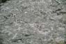 Film 3 Bild 32: 1. Aufschluss, Gestein: Cordierit-Granat-Granulit, Wanni Komplex, Gesteinsnahaufnahme (grau-blaue Flächen: Cordierit)