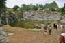 Film 5 Bild 9: 1. Aufschluss, Ort: km-Stein 64 von Polonnaruwa  nach Batiho, Swith Daing Farm, Gestein: Charnokite (granitische + thonalitische Gesteine, Granulitfazies), basische Gänge, Orthogneise (hell)
